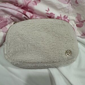 Lululemon everywhere belt bag in fleece
